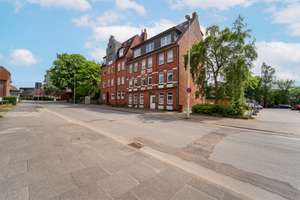 Modernes Wohnen mit Geschichte: Etagenwohnung in erstklassigem Zustand – Die vollständige Adresse der Immobilie erhältst du vom Anbieter., 24159 Holtenau, Kiel – Vorschaubild 2
