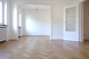 Feine Wohnung mit Parkettboden und Balkon