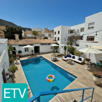 DEUTSCH Reihenhaus mit großem Entwicklungspotenzial und ETV-Lizenz im Zentrum von Puerto PollensaIm 