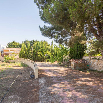FREISTEHENDES CHALET MIT GROSSEM STÄDTISCHEM GRUNDSTÜCK, POOL UND MÖGLICHER ZWEITWOHNUNG