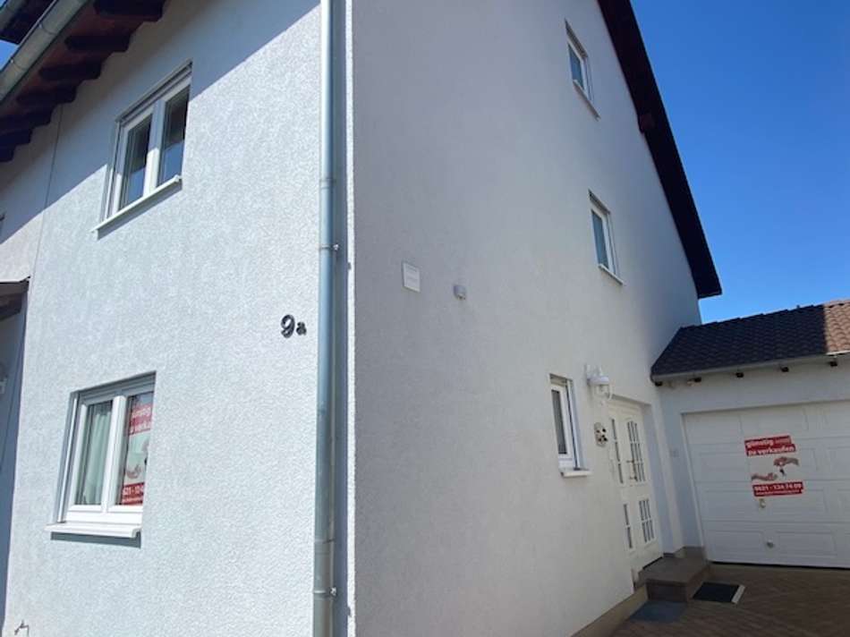 Strassenfassade/Garage