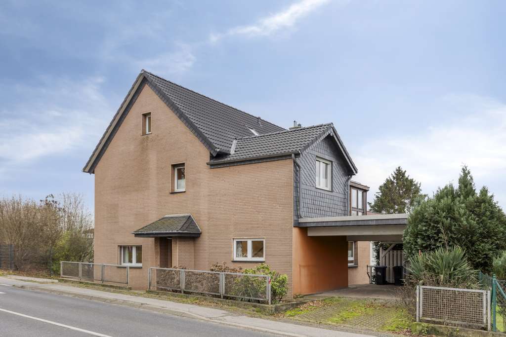 Immobilie in Leichlingen - Großzügiges Ein- oder Zweifamilienhaus mit Charme, Gartenparadies & vielen Möglichkeiten - Bild 1