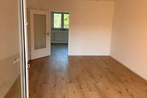 Frisch modernisierte 2-Zimmer-Wohnung mit neuer Küche und Stellplatz in Kiel – Olshausenstraße 97, 24106 Wik, Kiel – Vorschaubild 2