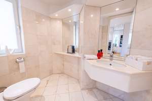EXKLUSIVE PREMIUM-VILLA IN BESTLAGE ! BURGBLICK - HALLENBAD - TIEFGARAGE - SPA - – Schweitzerstraße 7, 84489 Burghausen – Vorschaubild 14