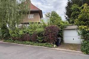 Doppelhaushälfte am Rüdesheimer Platz, auch als Mehrgenerationenhaus.