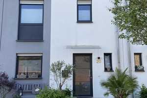 Stilvolles und vollständig renoviertes Haus mit fünf Zimmern und Einbauküche in Willich-Anrath. – Karl-Lange-Straße 20, 47877 Viersen (Kreis) – Vorschaubild 1