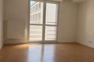 Absolut zentral!  Lichtdurchflutete 2-Zimmer-Wohnung mit neuer Einbauküche! – 60311 Altstadt, Frankfurt am Main – Vorschaubild 2