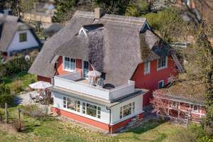 Darß Domizil der Extraklasse – großzügiges reetgedecktes Architektenhaus im Herzen des Darß – Die vollständige Adresse der Immobilie erhältst du vom Anbieter., 18375 Wieck am Darß – Vorschaubild 1