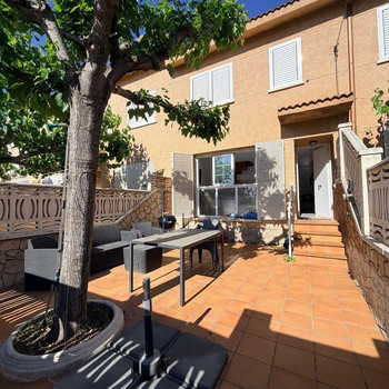 Strandhaus mit 4 Schlafzimmern, Garage und Garten