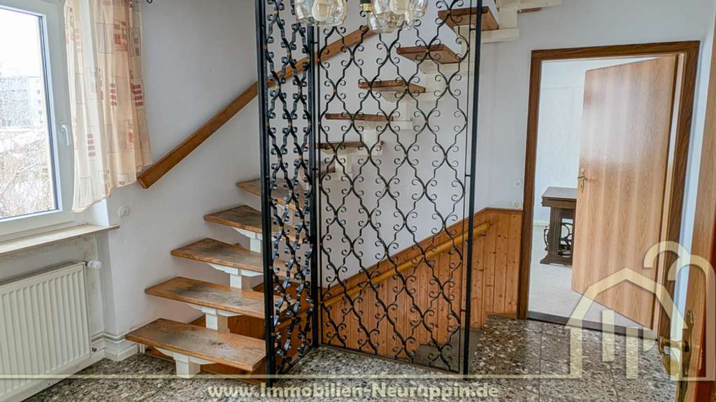 Immobilie in Neuruppin - Teilmodernisiertes Einfamilienhaus mit Vollkeller, Doppelgarage und 689 m² Grundstück in Neuruppin - Bild 2