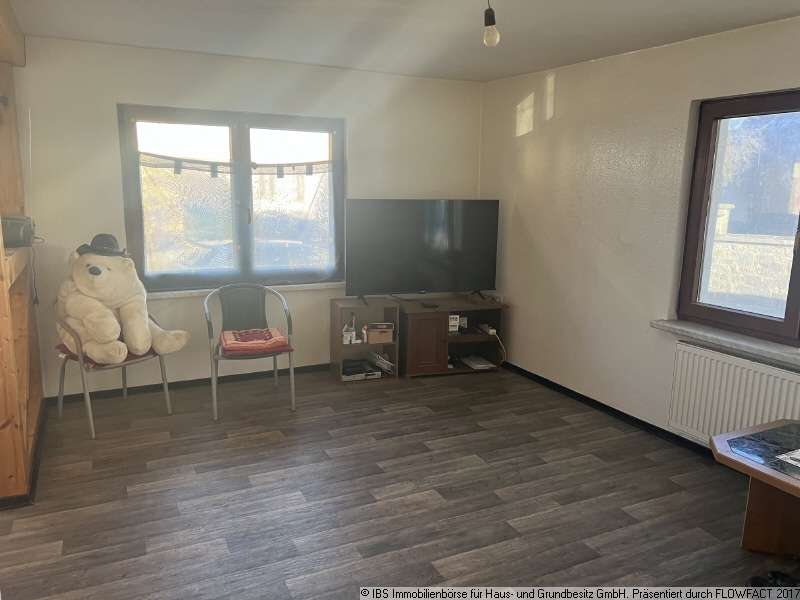 Immobilie in Schrozberg - Gepflegtes Wohnhaus mit 3 gemütlichesn Wohnungen, 2 Garagen und großem Garten - Bild 4