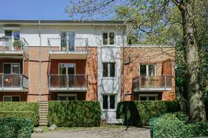 HH-Rahlstedt:  Zwischen Stadt und Ruhepol – 3 Zimmer, zwei Balkone, ganz viel Grün! – Loher Straße 10, 22149 Rahlstedt, Hamburg – Vorschaubild 2