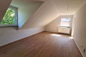 Renoviert! Gemütlich! Schöne, praktische 2,5 Raum DG-Wohnung