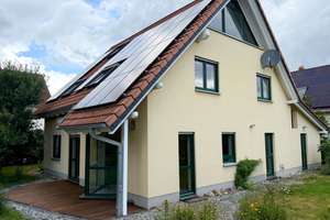 SEHR SCHÖNES EINFAMILIENHAUS MIT GARAGE UND PV-ANLAGE IN THRENA