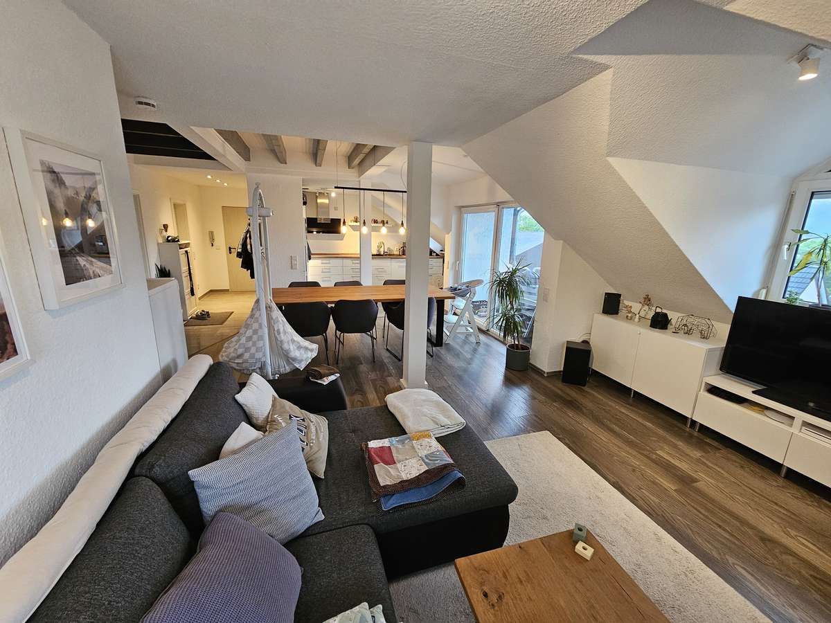 Exklusive 3-Zimmer-Dachgeschosswohnung (ca. 82 qm Grundrissfläche) mit Balkon in top gepflegtem MFH