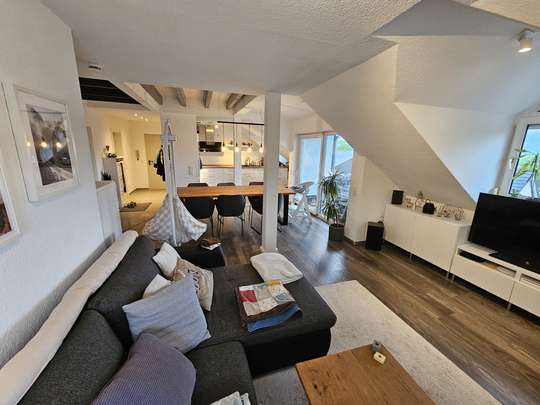 Exklusive 3-Zimmer-Dachgeschosswohnung (ca. 82 qm Grundrissfläche) mit Balkon in top gepflegtem MFH