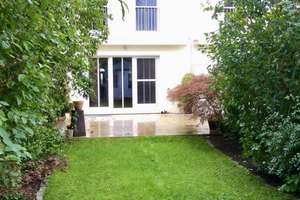 Kompaktes Reihenmittelhaus mit sonnigem Südgarten, Einbauküche und guter Anbindung – Carl-Orff-Straße 26, 85356 Freising – Vorschaubild 1