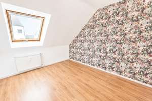 Exklusives Wohnen auf zwei Ebenen - moderne 5-Zimmer-Maisonette mit Balkon & eigener PV-Anlage – Klosterstrasse 26, 46535 Dinslaken – Vorschaubild 2