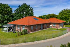 Exklusiver Bungalow mit parkähnlichem Grundstück in attraktiver Wohnlage nahe der Ostsee! – Die vollständige Adresse der Immobilie erhältst du vom Anbieter., 23948 Klütz – Vorschaubild 1