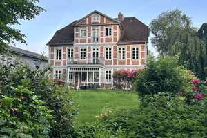 Charmante 3-Zimmer-Wohnung mit Balkon im Gutshaus-Anbau