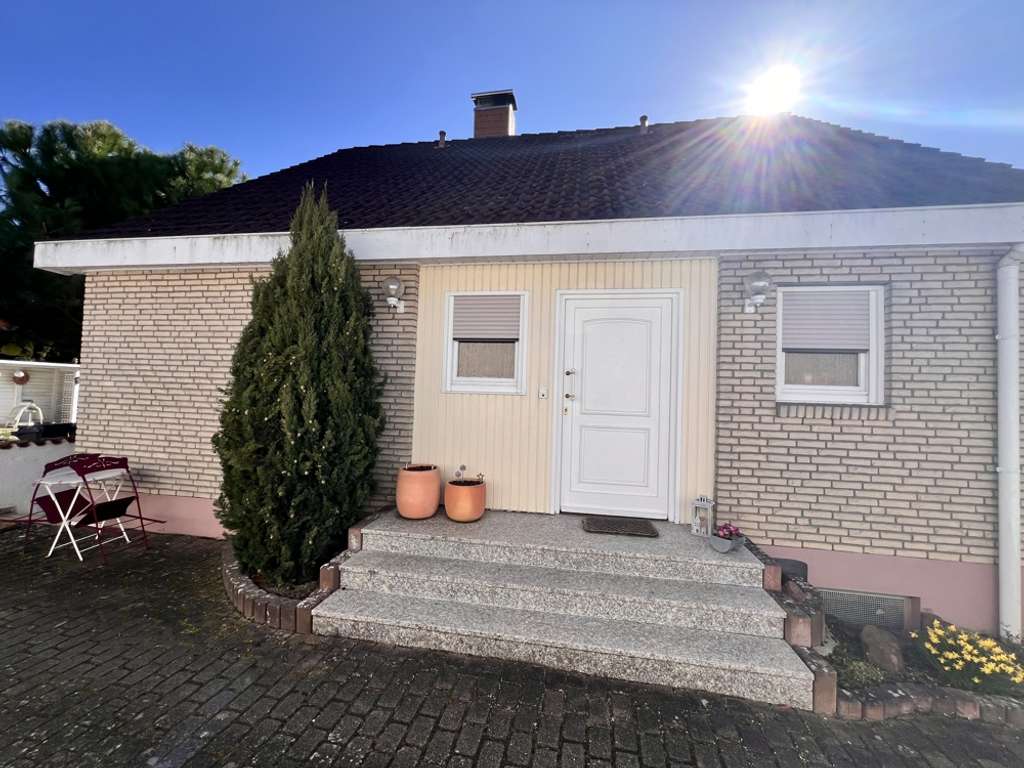 Immobilie in Insheim - Wunderschönes Einfamilienhaus - super Lage - große Garage - Garten mit sommerlicher Atmosphäre - Bild 2