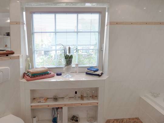 Attraktive Doppelhaushälfte mit Kamin, Pool und Sauna auf kleinem Grundstück - Bild 11