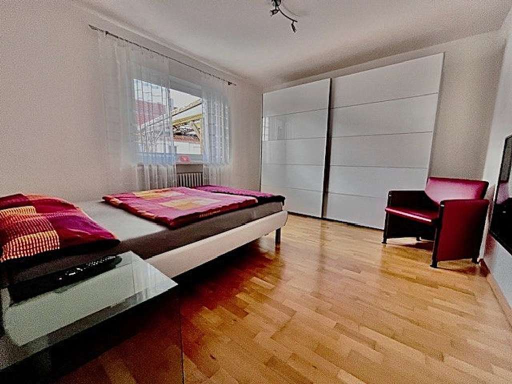 Immobilie in Neutraubling -  Provisionsfrei! Gepflegtes Mehrgenerationenhaus in ruhiger Lage in Neutraubling - Bild 4