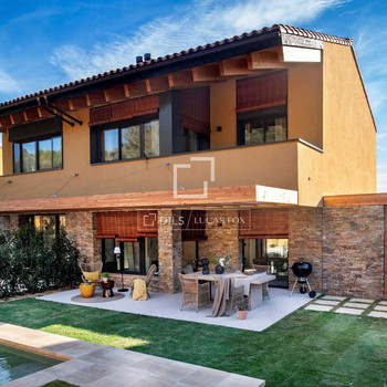 Exklusives Einfamilienhaus Neubau mit Garten und privatem Pool zum Verkauf in Regencós, Girona
