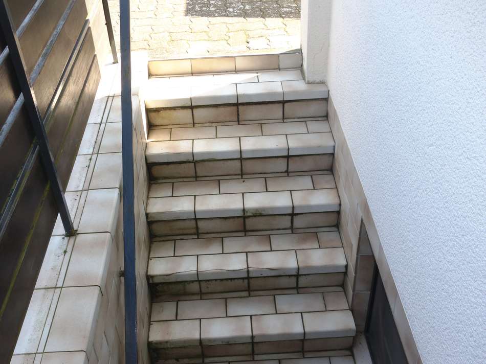 Treppe von Garten in Keller