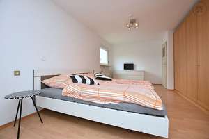 Voll möblierte Doppelhaushälfte mit Garten und Internet in Stuttgart Weilimdorf