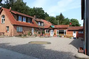 Ein Domizil in ruhiger Lage mit 3 Wohneinheiten, Pferdestall, Werkstatt und Padock – Segeberg (Kreis) – Vorschaubild 2