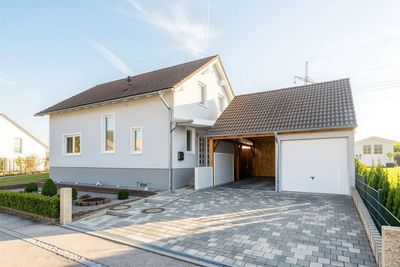 Charmantes Einfamilienhaus mit PV & Traumgarten – sofort verfügbar