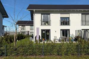 Moderne, energieeffiziente  Doppelhaushälfte mit großem Garten in Poing! – Die vollständige Adresse der Immobilie erhältst du vom Anbieter., 85586 Poing – Vorschaubild 2