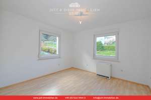 Bezugsfreies Zweifamilienhaus mit 2 x 3,5 Zimmer, Balkon, 2 Garagen in Gernsbach-Staufenberg – Die vollständige Adresse der Immobilie erhältst du vom Anbieter., 76593 Gernsbach – Vorschaubild 7
