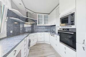 Licht & Weitblick: 3,5-Zimmer-Wohnung mit EBK, Balkon & TG-Stellplatz in Zuffenhausen – Die vollständige Adresse der Immobilie erhältst du vom Anbieter., 70435 Zuffenhausen-Mönchsberg, Stuttgart – Vorschaubild 7
