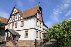 Denkmalgeschütztes WGH mit 3 WE und Praxis am Schlosspark Rauischholzhausen – Die vollständige Adresse der Immobilie erhältst du vom Anbieter., 35085 Ebsdorfergrund – Vorschaubild 1
