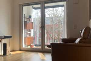 [Möbeliert] Stilvolle, neuwertige 2-Zimmer-Wohnung mit lux. Innenausstattung mit Balkon und EBK – München – Vorschaubild 5