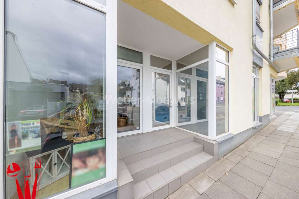 Moderne Gewerbefläche (Büro, Praxis, Laden) im EG / teilbar, da 2 Eingänge / plus 2 TG-Stellplätze
