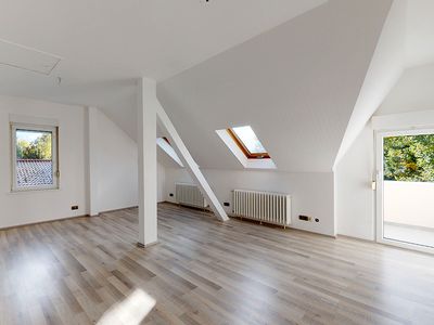 Glienicke: Helle 3 Zimmer Dachgeschosswohnung in charmanter Stadtvilla mit Loggia & Garten