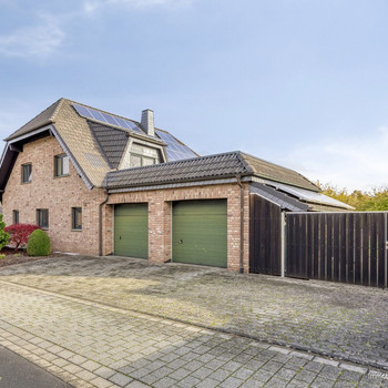 Einfamilienhaus mit Einliegerwohnung, Terrassen, Doppelgarage, Stellplätzen und Garten