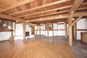 Holz, Wärme, Wohlgefühl – Aussergewöhnliche 4-Zimmer-Wohnung mit Kachelofen und zwei Balkonen – Die vollständige Adresse der Immobilie erhältst du vom Anbieter., 72149 Neustetten – Vorschaubild 3