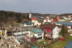 Großzügiges Wohnhaus und Fabrikhalle – Die vollständige Adresse der Immobilie erhältst du vom Anbieter., 95686 Fichtelberg – Vorschaubild 3