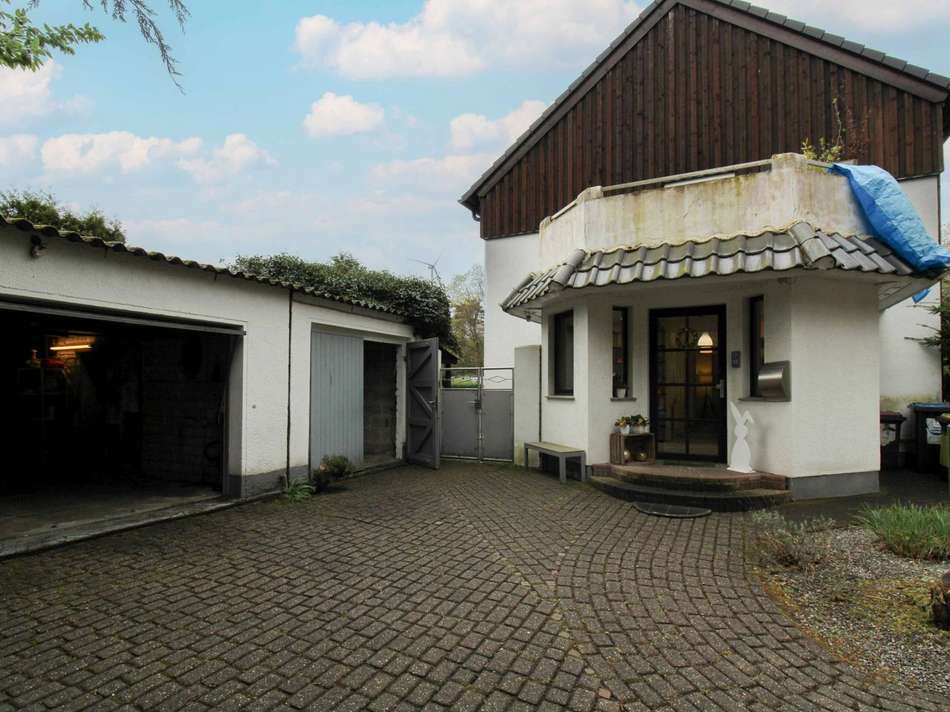 Ansicht außen Haus + Garage