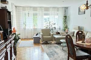 Helle 3-Zimmer-Wohnung mit Balkon, 2 Bädern & Stellplatz