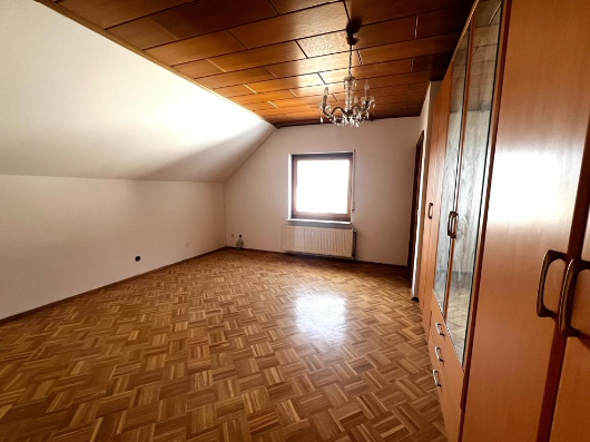 Immobilie in Weilburg - Modernisiertes Einfamilienhaus bis  Zweifamilienhaus  mit  großem Grundstück und Doppelgarage - Bild 4