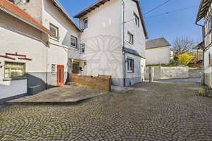 Weilrod: Haus mit Garten, Hof und Nebengebäuden – Die vollständige Adresse der Immobilie erhältst du vom Anbieter., 61276 Weilrod – Vorschaubild 1