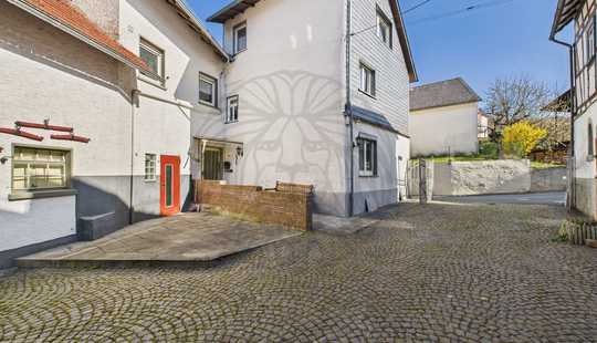 Bild von Weilrod: Haus mit Garten, Hof und Nebengebäuden