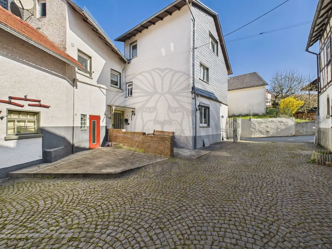 Weilrod: Haus mit Garten, Hof und Nebengebäuden