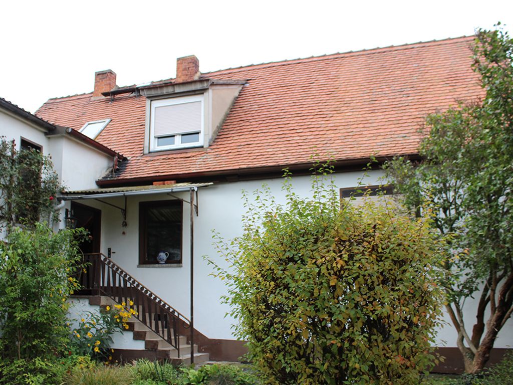 großzügiges Wohnhaus mit Garage und schönem Grundstück