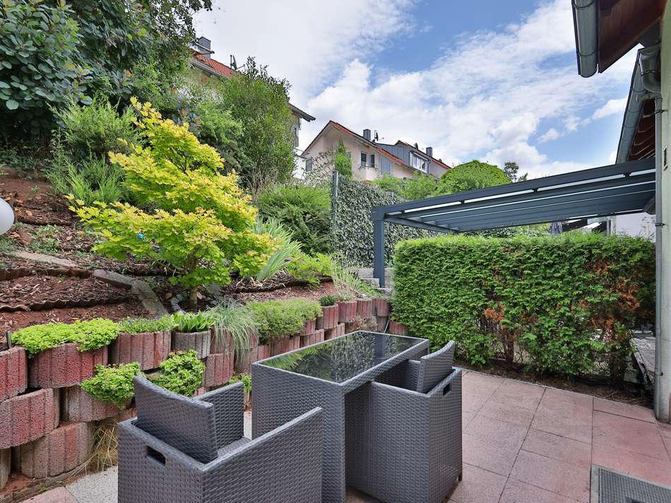 Sonnige Terrasse hinter dem...